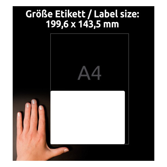 Storleksjämförelse med hand, artikel: LR7168-100, ett ark återvinningsbara fraktetiketter, format: 199,6 x 143,5 mm, färg: naturvit.