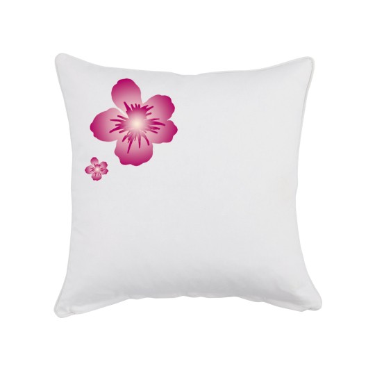 Bilden visar en dekorativ vit kudde med ett motiv av en stor rosa blomma och en mindre rosa blomma på ena sidan.
