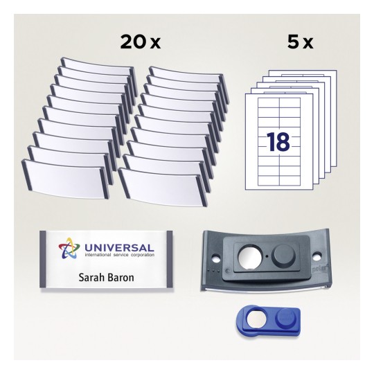 Bilden visar kontorsmaterial inklusive 20 tomma namnbricka hållare, 5 papper med etiketter, en namnlapp med texten 'Sarah Baron' och 'UNIVERSAL international service corporation,' samt en hållarfäste för namnbricka.
