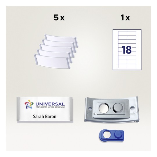 Bilden visar olika kontorsmaterial, inklusive fem klara namnskyltshållare, ett ark märkt '18', och en namnbricka med 'UNIVERSAL' och 'Sarah Baron' på, tillsammans med ett blått brickclip.