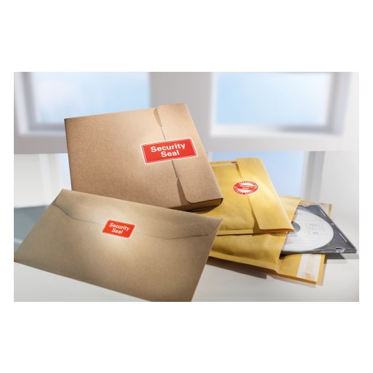 Bilden visar flera paket och kuvert med en etikett som det står 'Security Seal' på. De verkar vara säkrade för säker leverans eller lagring.