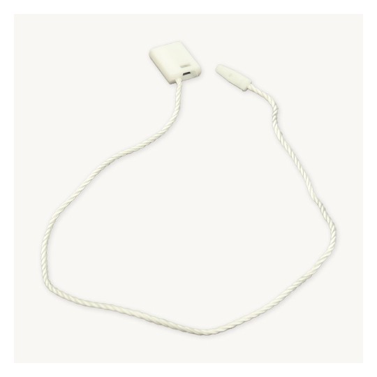 Bilden visar en vit flätad kabel med en rektangulär kontakt i ena änden och en mindre kontakt i andra änden.