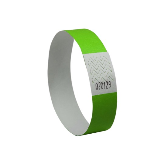 Bilden visar ett grönt armband med en vit remsa som har en sicksackdesign och ett nummer tryckt på det, troligen använt för identifiering eller åtkomstkontroll.