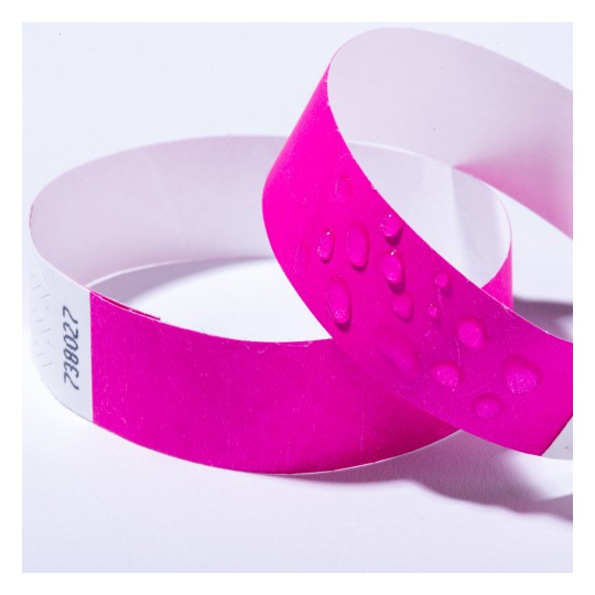 Bilden visar två rosa armband, ett med en strukturerad yta som har små upphöjda prickar och det andra med ett slätt utseende. Bakgrunden är enkel och vit.