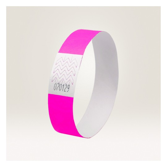 Bilden visar ett rosa armband med en vit sektion som har ett vågigt linjemönster och en numerisk kod '070129'.