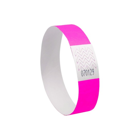 Bilden visar ett rosa armband med en vit sektion som inkluderar ett sicksackmönster och ett nummer (070129) tryckt på det.