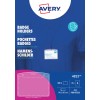 Bilden visar en brickhållare från Avery, med produktdetaljer som 'Brickhållare', dimensioner och ett exempel på namnskylt. Den är designad för alla skrivare.