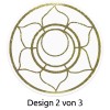 Bilden visar en cirkulär design med ett blomliknande mönster i grönt. Den har en central cirkel omgiven av kronbladsliknande former och är märkt 'Design 2 von 3' längst ner.