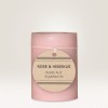 Bilden visar ett rosa ljus märkt 'Rose & Hibiscus' och anger att det är gjort av sojavax.