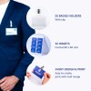 Bilden visar en person som bär en blå kostym med en badgehållare fastklämd på fickan. Den visar 25 badgehållare med klämmor, 32 insatser i ett specifikt format och funktioner om Avery-design och utskriftsalternativ.