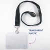 Bilden visar en transparent plast-ID-hållare fäst vid en mörk tygsnodd med ett klämma. Hållaren är tom och designad för att visa identifikationskort.