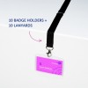 Bilden visar ett set med nyckelband och badgehållare, bestående av 10 badgehållare och 10 nyckelband, med ett exempel på en namnbricka som visar 'Lucie Delbois' och 'DIRECTRICE MARKETING' på en rosa bakgrund.