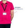 En individ iklädd en rosa polotröja med en namnskylt hängande från en nyckelband. Skylten visar namnet 'Tom Martin' och titeln 'Projektledare'. Texten bredvid personen lyder 'ÅTERANVÄNDBAR' och 'För många evenemang'.