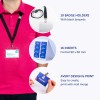 Bilden visar en person som bär en rosa pikétröja med en namnskyltshållare runt halsen. Den lyfter fram namnskyltshållare, insatser och designalternativ för att skapa anpassade namnskyltar.