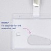 Bilden visar en klar plastkortshållare med ett urtag för enkel insättning och borttagning av ett kort. Hållaren har en klämma och är utformad för att visa identifikations- eller åtkomstkort.