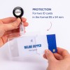 Bilden visar en hand som håller en ID-kortshållare med två ID-kort inuti. Det finns en indragbar korthållare från Avery, märkta 'SKYDD för två ID-kort i formatet 85 x 54 mm.'