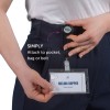 Bilden visar en person som fäster en korthållare på sina kläder och illustrerar dess användning med instruktioner om hur den fästs på en ficka, väska eller bälte.