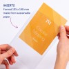 Bilden visar en hand som håller en genomskinlig plastficka med ett guldgult pappersark inuti. Pappret har text som anger att det är gjort av hållbart material, samt dimensioner. Det finns också designelement och en synlig logotyp.