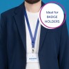 Bilden visar en person som bär en marinblå blazer över en vit t-shirt och håller en namnbricka på ett blått band där deras namn och titel står. En grafik visas som betonar produktens användbarhet för namnbrickeägare.