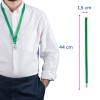 Bilden visar en person som bär en grön nyckelband runt halsen. Nyckelbandet har en klämma och måtten 44 cm i längd och 1,5 cm i bredd. Personen är klädd i en vit skjorta och marina byxor.