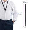 Bilden visar en person som bär en vit skjorta och en svart nyckelband, som har dimensionerna markerade till 44 cm i längd och 1,5 cm i bredd, vilket antyder att den används för att hålla ID-kort eller märken.
