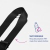 Bilden visar ett svart band märkt 'SUSTAINABLE', tillverkat av återvunnen polyester rPET, inklusive en illustration av en plastflaska och återvinningspilar. Den lyfter fram de miljömässiga fördelarna med att återanvända plast.