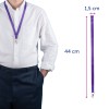 Bilden visar en person som bär en vit skjorta och marinblå byxor, med ett lila band med en klämma fäst. Lanyardens dimensioner anges också, vilket visar att den är 44 cm lång och 1,5 cm bred.