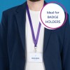 Bilden visar en person som bär en marinblå blazer och en vit t-shirt. En hållare för namnbrickor med namnet 'Melvin Dopper' och titeln 'Designer' hänger runt halsen, fäst med ett lila band. Bakgrunden är blå och det finns en grafik som lyder 'Idealisk för NAMNBRICKSHÅLLARE.'