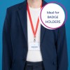 Bilden visar en person som bär en marinblå blazer med en vit skjorta under. De har ett rött band runt halsen som håller en namnbricka med texten 'MELVIN DOPPER, Designer.' Bakgrunden är enfärgad blå. En pratbubbla föreslår att denna artikel är 'Idealisk för NAMNSKYLTAR.'