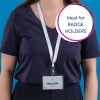 Bildens visar en person som bär en marinblå skjorta med en badgehållare runt halsen. Badgen visar namnet 'Melina Dopper' och rollen 'Designer.' Det finns också en grafik som säger 'Ideal for BADGE HOLDERS.'