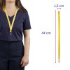 Bilden visar en person som bär en marinblå skjorta med en gul nyckelband runt halsen. Nyckelbandet är detaljerat med mått: 44 cm i längd och 1,5 cm i bredd.
