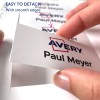 Bilden visar en hand som håller ett kort märkt 'Avery' och 'Paul Meyer', vilket indikerar att det är lätt att lossa med släta kanter. Flera kort är synliga i bakgrunden.