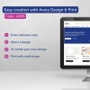 Bilden visar en datorskärm som presenterar hur man använder Avery Design & Print-programvara. Den beskriver steg: ange programvarukod, välj en design, skapa din egen och skriv ut med koppla dokument-funktion.