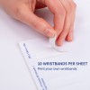 En bild som visar en hand som tar av ett armband från ett ark som innehåller tio armband. Arket är märkt med information om hur man skriver ut sina egna armband.
