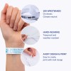 Bilden visar en hand som bär ett vitt armband, med ytterligare bilder och text som lyfter fram funktioner såsom klimatneutralitet, hållbarhet och enkel design för anpassade armband.