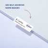 Bilden visar ett paket med 320 självhäftande namnskyltar, där en skylt visar namnet B. Carlos och titeln Marknadschef, tillsammans med Avery-logotypen.