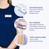 Bilden visar namnskyltar från Avery, med detaljer om produkten, inklusive kvantitet, dimensioner, material och självhäftande egenskaper, tillsammans med ett exempel på en namnskylt som bärs av en person.