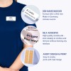 Bilden visar en person som bär en blå skjorta och visar olika namnskyltar. Höjdpunkterna inkluderar produktdetaljer såsom 200 namnskyltar med självhäftande kvalitet och enkelhet vid utskrift och design. Skyltarna visas i olika format och texter.