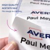 Bilden visar en närbild av en etikett gjord av högkvalitativ acetatsilke. Den har ordet 'Avery' och namnet 'Paul Meyer', vilket framhäver att den passar tätt mot kläder.