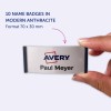 Bilden visar en namnbricka från Avery, som visar namnet 'Paul Meyer' och information om brickans format, vilket är 70 x 30 mm. Det anger att det finns 10 namnskyltar i modern antracitfärg.