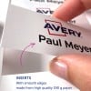 Bilden visar en närbild av en hand som håller ett kort med texten 'Paul Meyer' och logotypen för 'Avery' synlig. Nedanför finns en anteckning som säger 'INSATSER med släta kanter gjorda av högkvalitativt 190 g papper.'