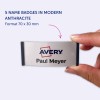 Bilden visar en person som håller en namnskylt med texten 'Avery Paul Meyer', och framhäver fem namnskyltar i modern antracitfärg, med måtten 70 x 30 mm.