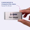 Bilden visar en person som håller ett namnbricka med texten 'Avery Paul Meyer.' Det anger att produkten är ett set med fem namnbricka i rostfritt stål-utförande, med måtten 70 x 30 mm.