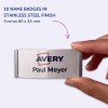 Bilden visar 10 namnskyltar med en yta av rostfritt stål, som visar logotypen "Avery" och namnet "Paul Meyer". Skyltarna visas i en persons hand.