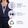 Bilden visar ett blommigt nyckelband med utmärkta funktioner, inklusive en svängbar karbinhake i metall, en säkerhetsklämma och information om att det är tillverkat av återvunna PET-plastflaskor.