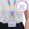 Bilden visar en person som bär en färgglad nyckelrem med ett märke där det står 'Melina Dopper, Designer.' Nyckelremmen övergår från rosa till gult till blått, och det finns en pratbubbla som säger 'Idealisk för ID-KORTHÅLLARE.'