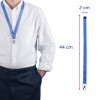 Bilden visar en person som bär en vit skjorta med en blå nyckelband runt halsen, som har ett klämma i slutet. Nyckelbandet mäter 44 cm i längd och 2 cm i bredd.