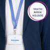 Bilden visar en person som bär en marinblå kavaj och en vit skjorta, med ett blått nyckelband som håller en namnbricka där det står 'MELVIN DOPPER, Designer'. Det finns också en cirkulär grafik som säger 'Idealisk för NAMNBRICKSHÅLLARE'.