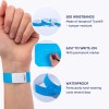 Bilden visar blå armbands av rivsäker Tyvek och framhäver egenskaper som vattentåligt material, enkel skrivning med en permanent marker och en större mängd av 500 armbands.