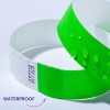 Bilden visar två armband; ett är ljusgrönt med vattendroppar på, medan det andra är vitt med en strukturerad design. Ordet "WATERPROOF" visas bredvid armbanden, vilket antyder den gröna armbandets vattentäta kapacitet.